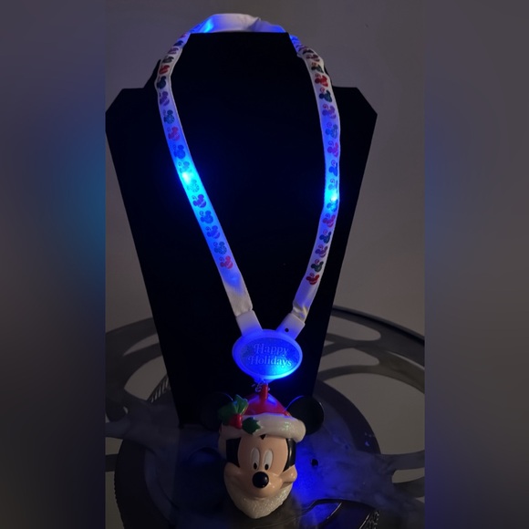 Disney Holiday Lanyard - Christmas Light-Up Santa Mickey - Picture 5 of 6